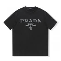 2023春夏アイテム PRADA コピー ⏬ Tシャツ プリント柄 メタリックカラーロゴ 男女兼用 お目立ち度抜群