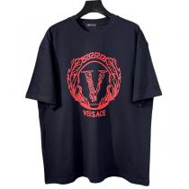2023年の新作 VERSACE コピー ☸ Tシャツ ヴェルサーチ 赤い「Ⅴ」ロゴ