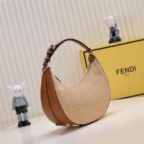 洗練された大人の雰囲気 FENDI コピー ♏ ハンドバッグ praphyシリーズ 編み 三日月型 金属 ロゴ フェンディ